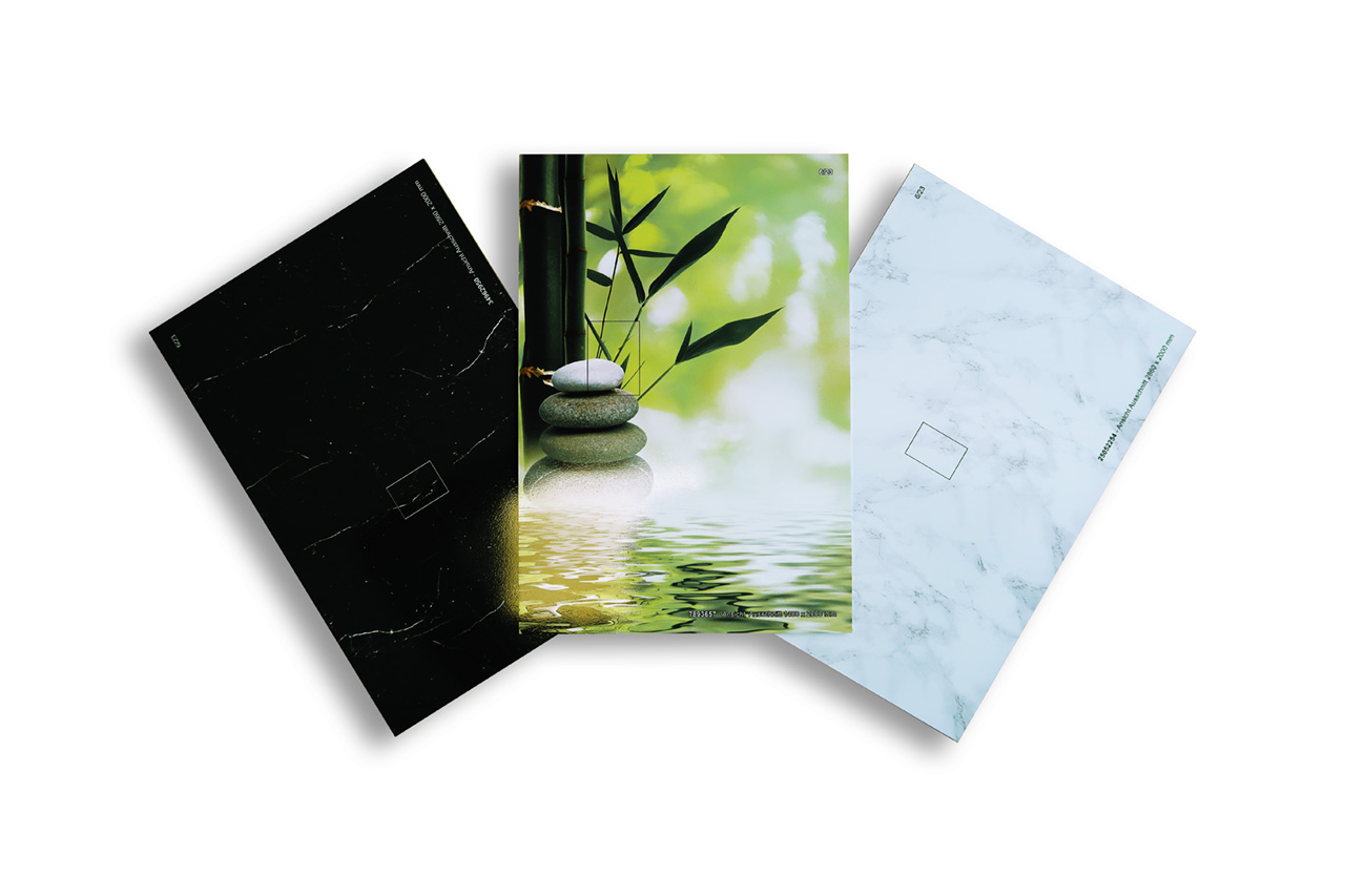 Notizbücher mit Zen-, Marmor- und schwarzen Designs Drei Notizbücher mit unterschiedlichen Designs: Schwarz mit Marmor-Effekt, Zen-Motiv mit Steinen und Bambus sowie weißer Marmor-Optik.